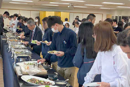 2023年末マルエス恒例のお楽しみ慰労昼食会の様子